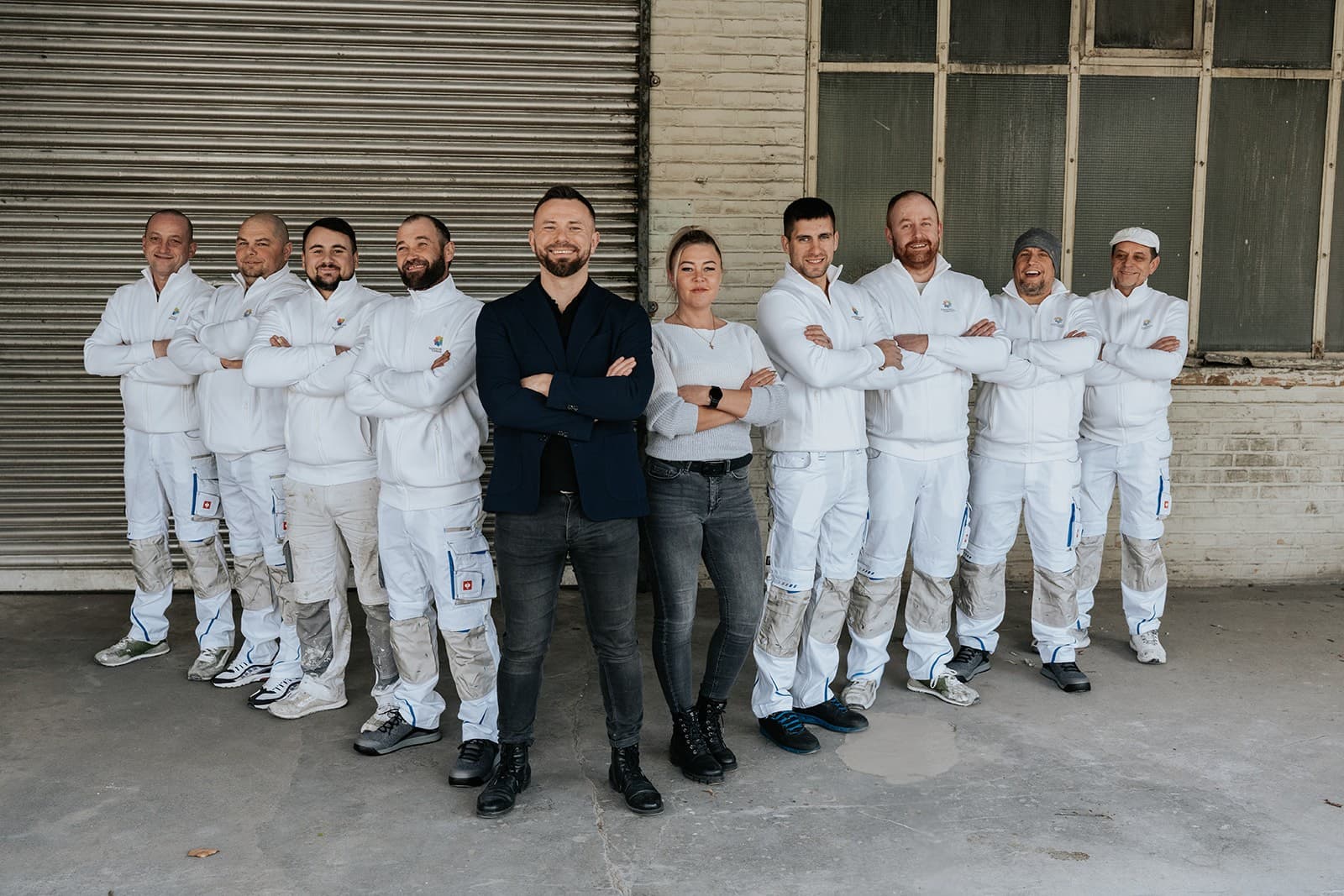 Valentin Fuhrmann mit dem Team des RenovierungsTrupps vor der Halle